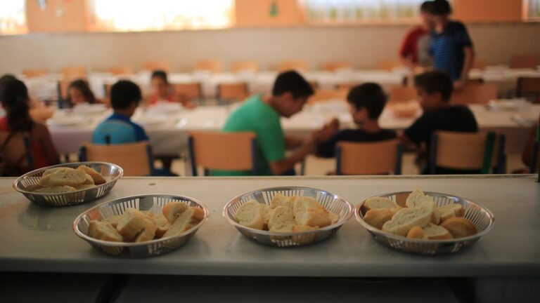 Niños almorzando en comedor escolar de Rosario