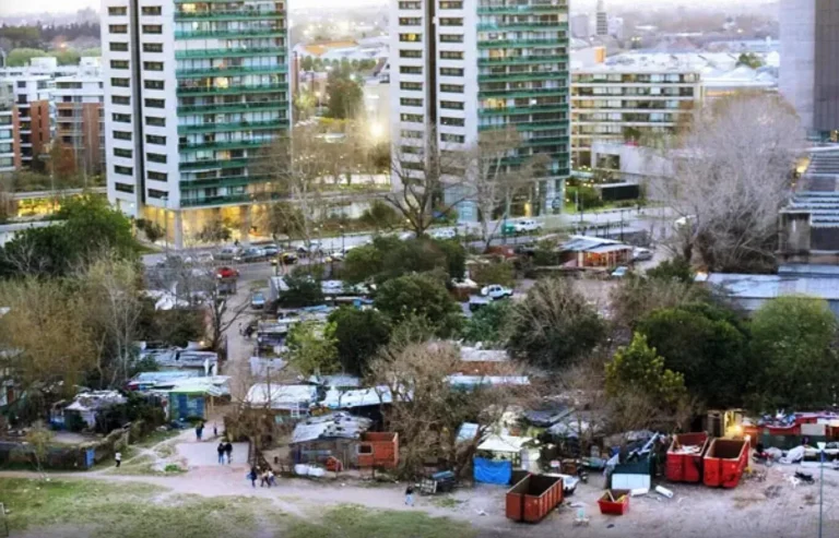 Edificios residenciales en Rosario con algunas ventanas apagadas, simbolizando viviendas desocupadas