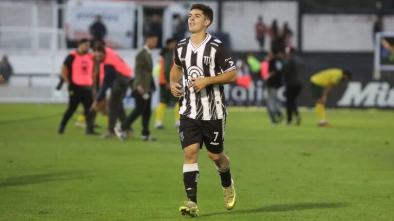 Delantero rosarino celebrando un gol con la camiseta de Gimnasia de Mendoza