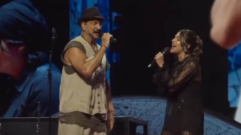Euge Quevedo cantando con Ricardo Arjona en el Movistar Arena