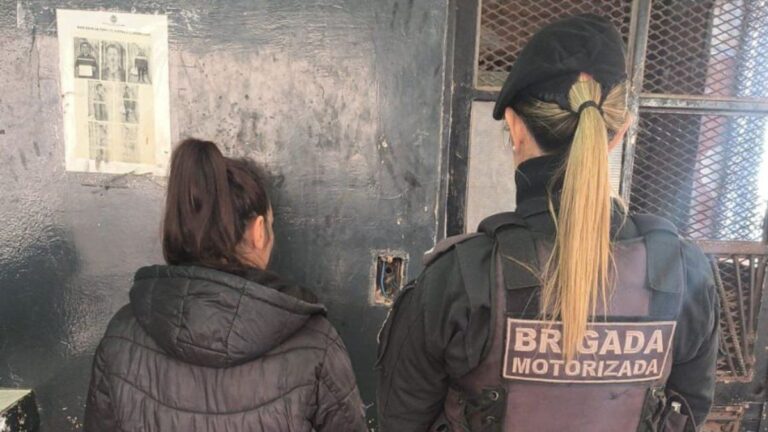Policía detiene a mujer en lavandería de Rosario por robo de tarjetas de crédito