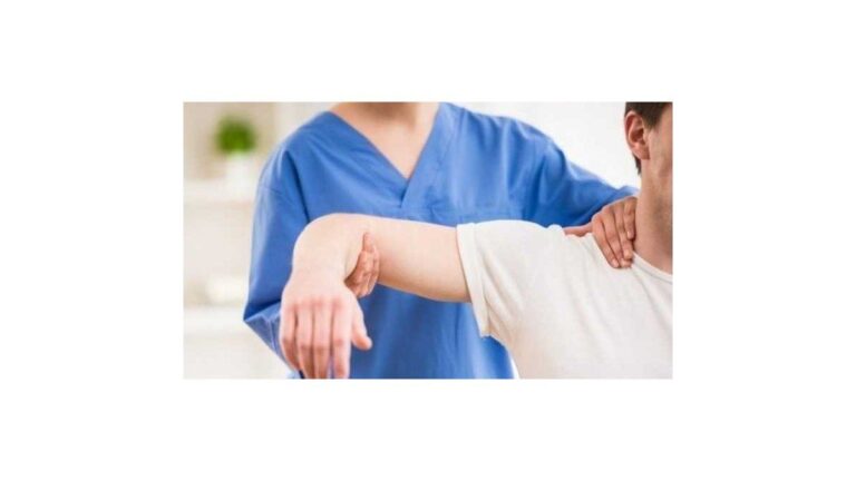 Kinesiólogo realizando una sesión de rehabilitación a un paciente en un consultorio