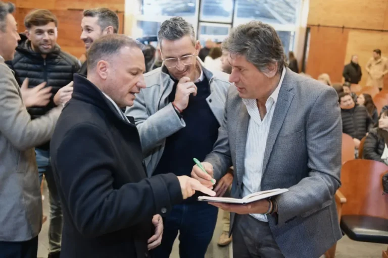 Autoridades en la apertura de sobres del Centro de Distribución Oeste de agua potable en Funes