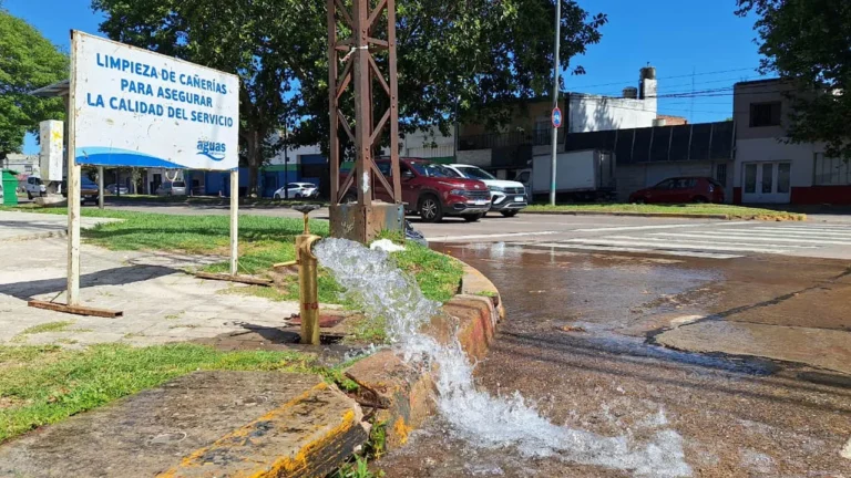 Operario de Aguas Santafesinas realizando purgado de cañerías en Granadero Baigorria