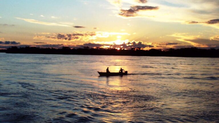 Vista del río Paraná desde la costa, cerca del parque España