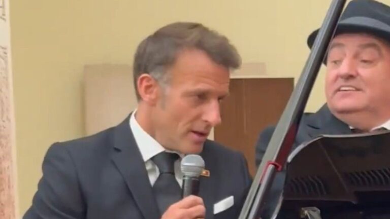 Emmanuel Macron cantando en cena de Estado en Armenia con Nikol Pashinyan en batería
