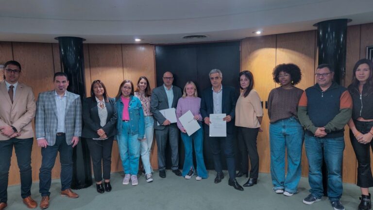 Jóvenes estudiantes con tarjetas del Banco Municipal de Rosario