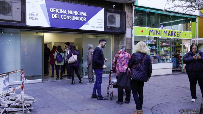 Familias rosarinas endeudadas reciben asesoramiento gratuito en distritos municipales
