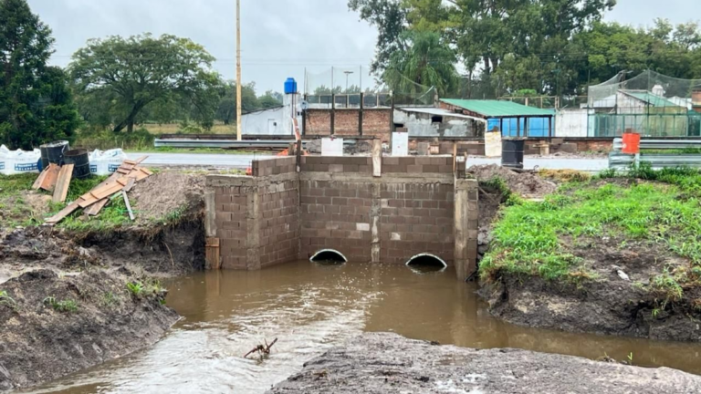 Lluvias intensas en Santa Fe, acumulación de agua en calles y campos
