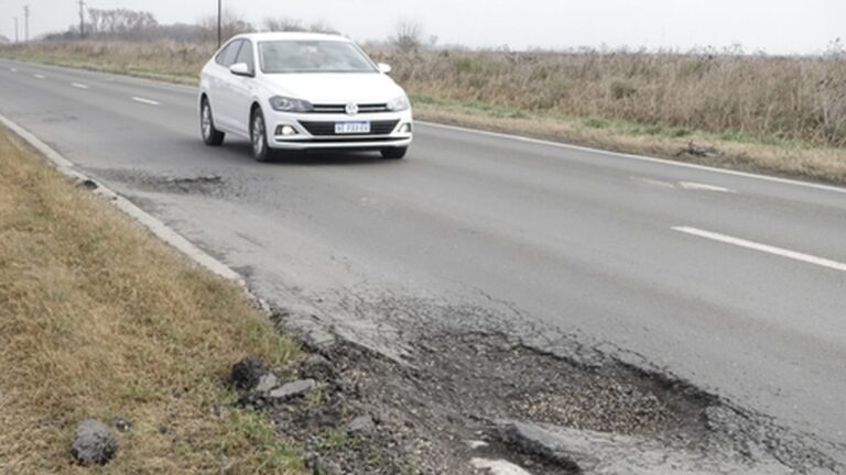Ruta nacional en Santa Fe con baches y deterioro