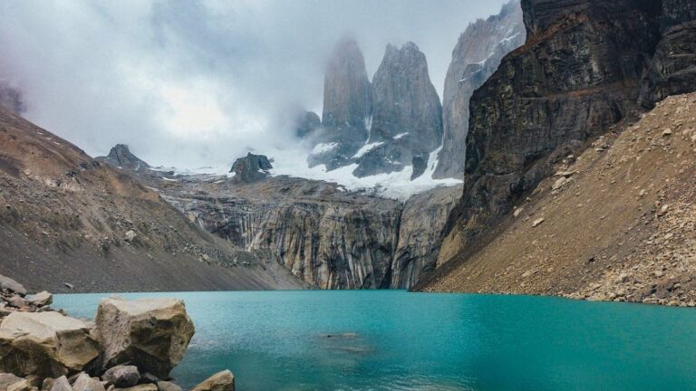 Paisaje del volcán Villarrica y lago en Pucón, Chile