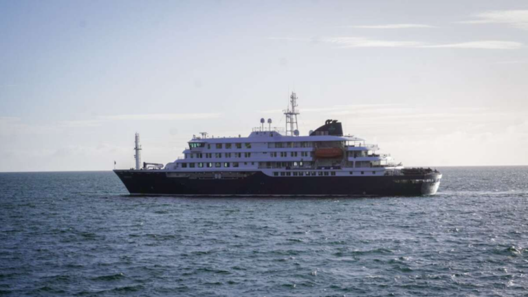 Crucero MV Hondius en el mar frente a la costa de Cabo Verde