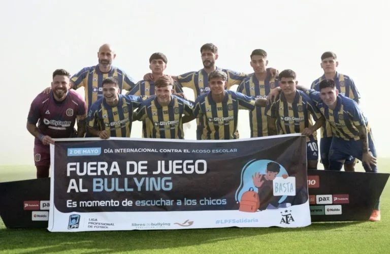 Jugadores de Rosario Central en el partido contra el equipo de Victoria
