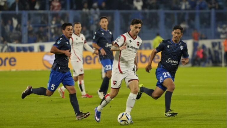 Jugada del partido Vélez vs Newell's en el estadio José Amalfitani